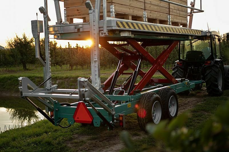 Scherenhubbühne als Hebebühne für Obstbau Tandem - Image 5