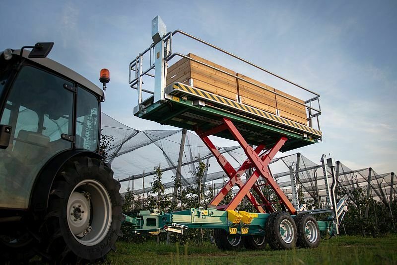 Scherenhubbühne als Hebebühne für Obstbau Tandem - Image 2