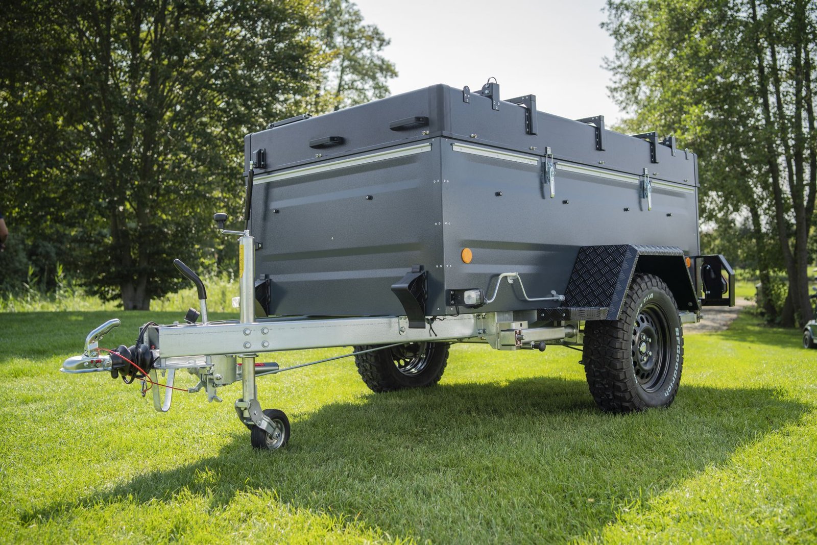 TPV Offroad-Campinganhänger KT-EB3 Offroad-Camper 2.0 1300kg Gebremst + Vorzelt und Sonnendach - Image 3
