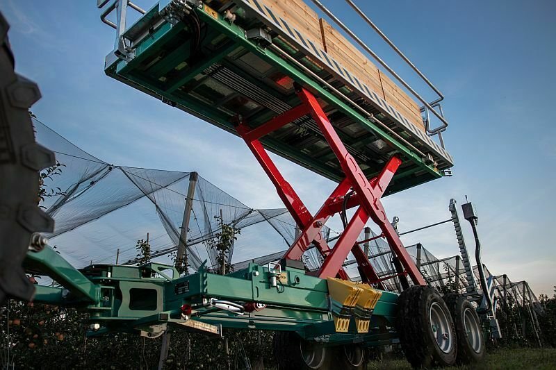 Scherenhubbühne als Hebebühne für Obstbau Tandem - Image 3