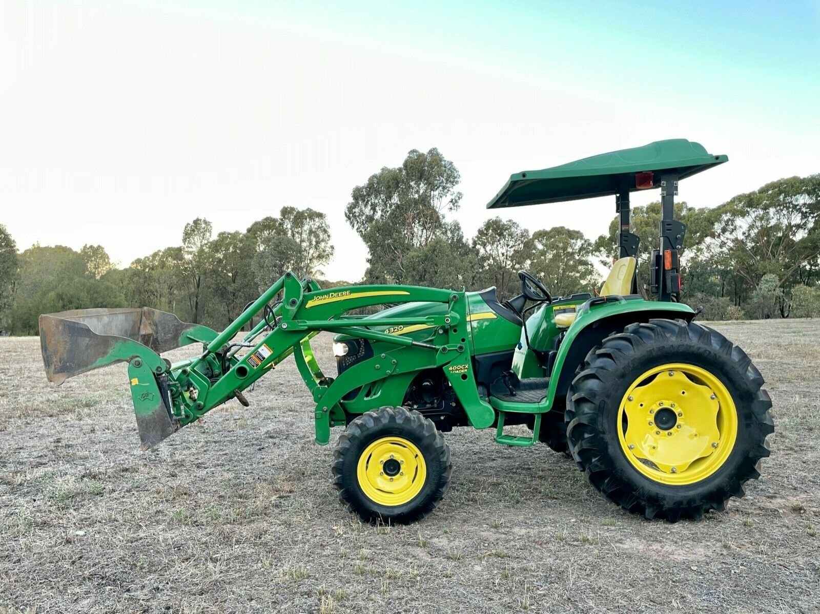 Traktor John Deere 4320 - Image 2