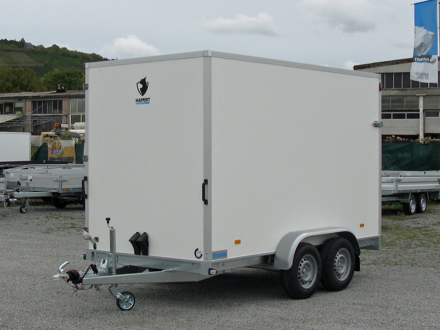 Hapert Sapphire L-2 – 2700 Türen hinten & Seitentüre | Tieflader-Koffer | Rutschhemmender Boden - Image 9