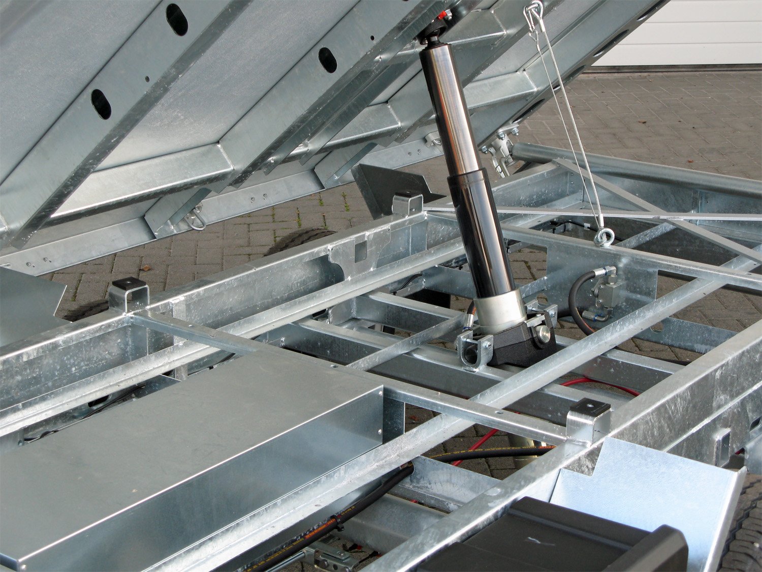 Humbaur HTK 3500.31 ALU BW Aufsatz und E-Pumpe - Image 3